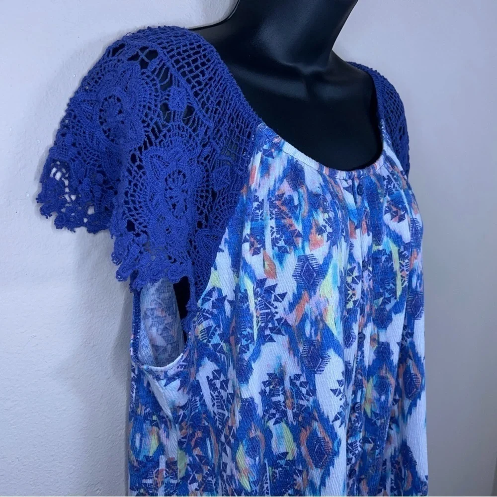 LARGE SIGNATURE STUDIO BLUE TRIBAL GEOMETRIC EMBROIDERED ACCENT TOP